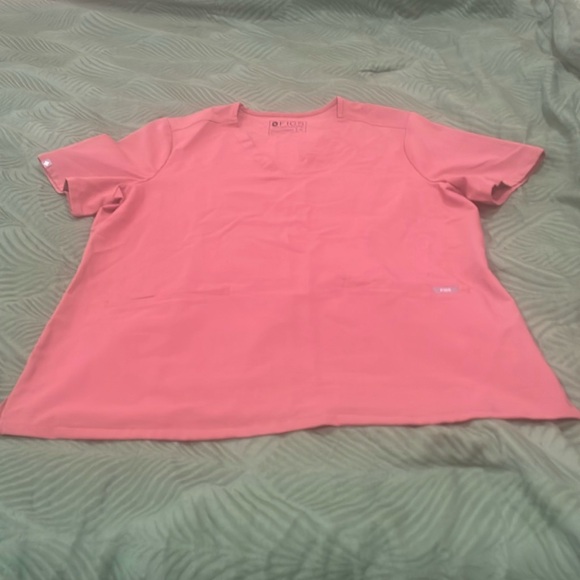 Figs mauve two pocket scrub top. Excellent condition. - Picture 5 of 9